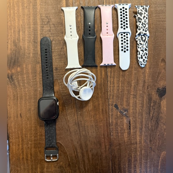 Apple Watch Series 4 -44mm - Picture 3 of 8